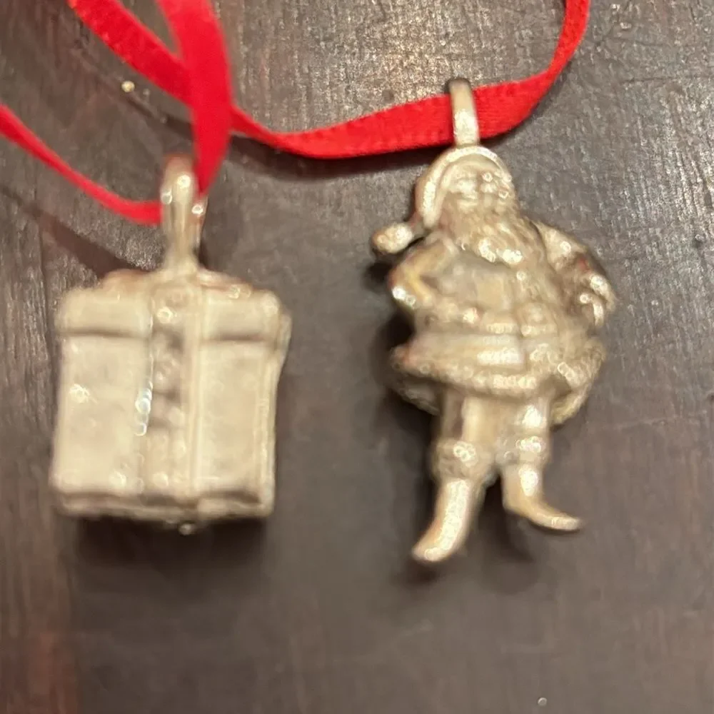 Set of 4 miniature ornaments Santa present￼